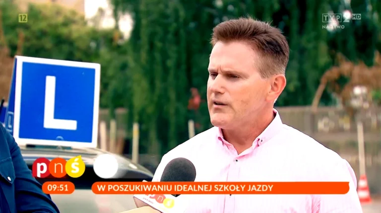 Szkola jazdy kursant w pytaniu na sniadanie